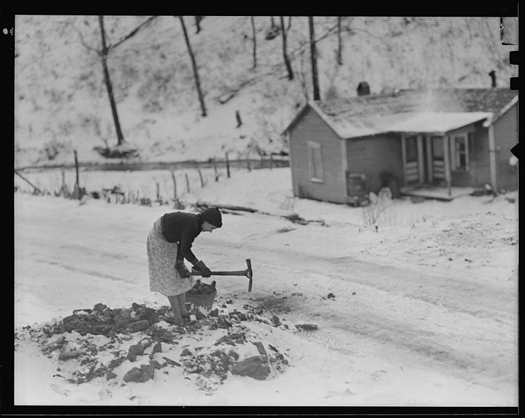 File:Scott's Run, West Virginia. (Woman gathering coal.) - NARA - 518411.jpg