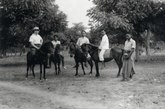 Zendelingen te paard rond 1930, vermoedelijk op Timor.