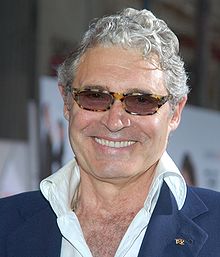 Michael Nouri interprète Neal Roberts.