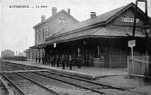 Carte postale vu de l'intérieur de la gare, voies, quai et bâtiment voyageurs