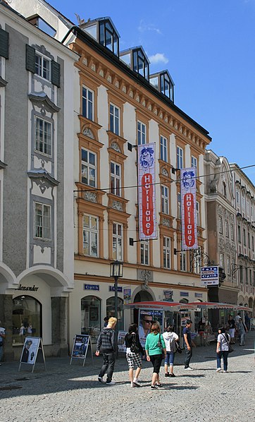 File:Hartlauer Haupthaus.jpg