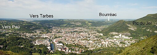 Situation de Bourréac au nord-est de Lourdes, photographie prise du haut du Béout dominant Lourdes