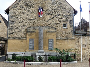 Le monument aux morts, adossé au mur nord de la mairie.