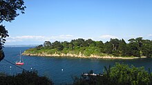 Vue sur une île rocheuse couverte de forêt.