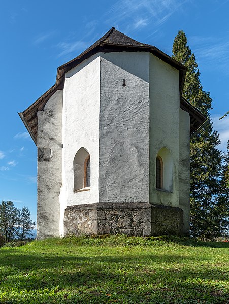 File:Magdalensberg Portendorf 1 Schlosskapelle hl. Dreifaltigkeit und hl. Nikolaus O-Ansicht 04102019 7179.jpg