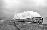 46227 Duchess of Devonshire im Jahr 1957 mit dem Royal Scot auf der Fahrt nach Glasgow im Anstieg auf der Rampe bei Beattock