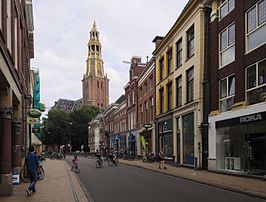 De Brugstraat in oostelijke richting, met op de achtergrond de Aa-kerk