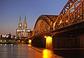 Blick vom Deutzer Rhein-Ufer auf den Kölner Dom und das Museum Ludwig, rechts die Hohenzollernbrücke (2009)