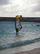 Español: Surfeando en Playa Chica.