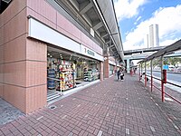 大堂外設有多間商店（2023年11月）