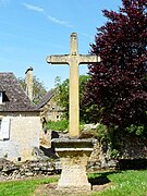 Croix devant le portail de l'église.