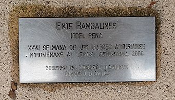 Placa de la escultura en homenaje al teatro asturiano