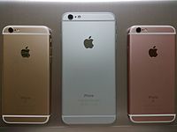 Barevné varianty iPhone 6 a 6S ve zlaté, stříbrné a Rose Gold barvě (pouze model S). Uprostřed velikost Plus.