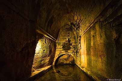 La fontaine Sainte-Marie, la nuit.