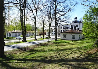 Huvudbyggnad och flyglar från öster.