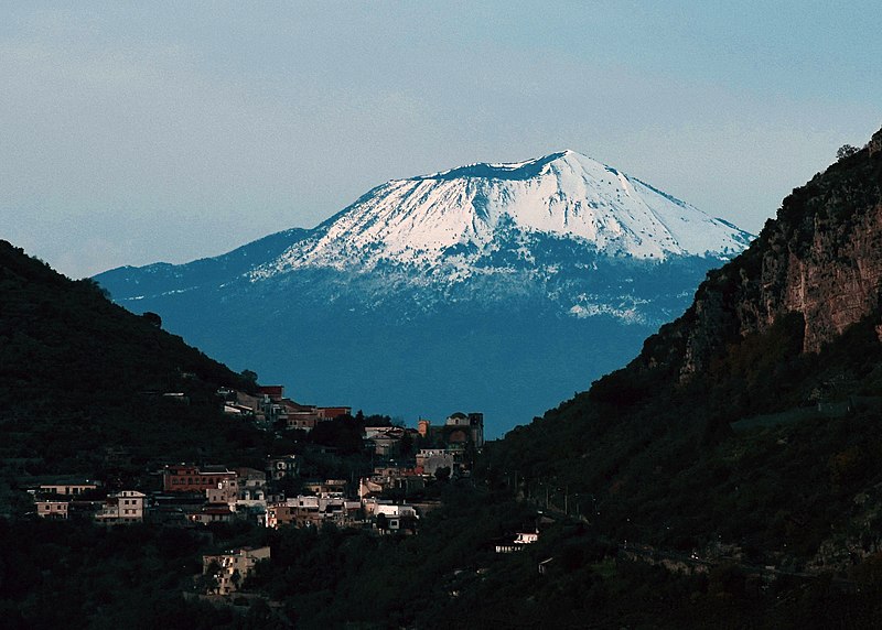 File:Vesuvio innevato.jpg