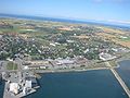 Flyfoto over Brekstad, synsretning VNV. Flyvepladsen i baggrunden