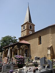 L'église et le cimetière adjacent.