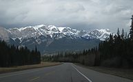 D'Rocky Mountains vum Highway 16 aus gesinn