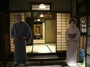 NHKのドラマ『ごちそうさん』で造られた（再現された）大阪の「西門家」の居間の撮影セットに配置された仏壇。大阪の旧家などでは、よくあるサイズの仏壇。