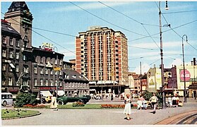 Jernbanetorget med Hotell Viking på 1950-tallet. Hotellet ble bygd til Vinter-OL 1952 og utleid til Norsk Spisevognselskap. Postkort: Fra Oslo byarkiv