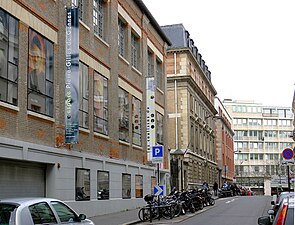 Entrée de l'École supérieure de physique et de chimie industrielles.