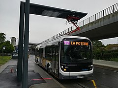 Le Bolloré Bluebus no 501 en cours de recharge à La Poterie.