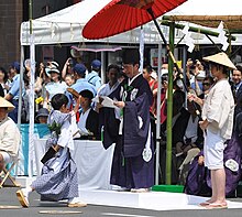 1500年（明応9年）侍所開闔 松田豊前守頼亮により始められた「くじ取り式」、「くじ改め」で奉行役を務める京都市長（2019年、後の祭り）