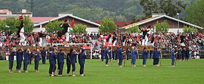 Dançarinos de kaxarranka (uma dança tradicional basca) em atuação no campo de futebol de Sondica em 2010