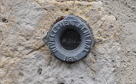 Borne de nivellement sur le mur de l'église - altitude 286 m.