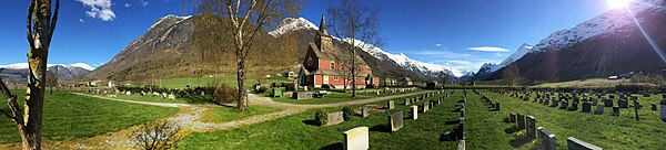 Kirkegård ble anlagt i 1976. Foto: Fortegnet panoramabilde våren 2015