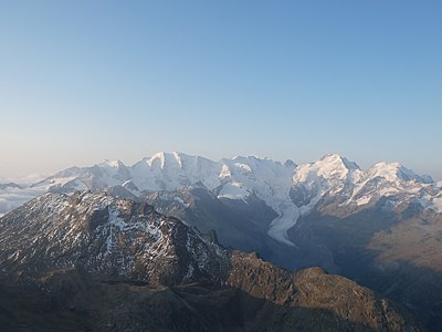 Blick nach Süden zur Berninagruppe mit (v. l. n. r.) Piz Cambrena, Piz Palü, Bellavista, Piz Zupò, Piz Argient, Crast’ Agüzza, Piz Bernina, Piz Scerscen und Piz Morteratsch. Vor dem Gebirgszug der Morteratschgletscher, ganz vorne links der Piz Albris.