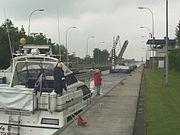 Gaarkeukensluis met openstaande brug vanaf het westen