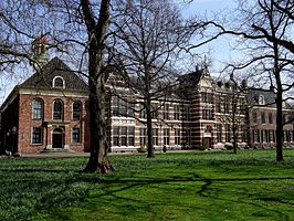 De Abdijkerk, het Gouvernementsgebouw en het Drostenhuis (tegenwoordig allemaal deel van het Drents Museum) aan de Brink