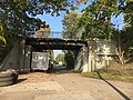 Wichelkamp, lediglich der Teil vor der Bahnbrücke (U 3) und ein nach rechts weiterführender kurzer Weg gehören zu Barmbek-Nord, hinter der Brücke beginnt der Stadtteil Bramfeld