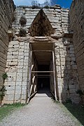 Porte monumentale d'entrée du tholos.