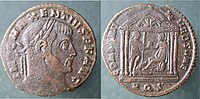 Nummus ou follis de Maxence avec la statue de Rome remettant l'orbe à l'empereur avec un captif.