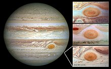 Auf der linken Seite ist eine Gesamtansicht von Jupiter dargestellt, mit dem großen Roten Fleck rechts unterhalb der Bildmitte. Auf der rechten Seite sieht man drei Darstellungen des Flecks aus den Jahren 1995, 2009 und 2014. Der Große Rote Fleck ist in allen drei Darstellungen umrandet von weißen, chaotischen Wolkenstrukturen. Im oberen Bild erscheint der Fleck ovaler und größer als in den beiden unteren Darstellungen.