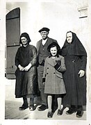 Avant la messe, à Bourréac en mai 1940, les femmes âgées portaient le capulet, coiffe traditionnelle, pour les offices religieux et cérémonies