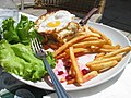 Le croque est parfois accompagné de frites et de crudités.