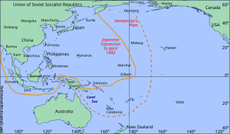 Mapa západního Tichomoří. Linka znázorňující japonskou expanzi v dubnu 1942 se táhne od Kurilských ostrovů, přes Marshallovy a Gilbertovy ostrovy, polovinu Šalamounových ostrovů, celou Indonésii až k pobřeží Barmy.