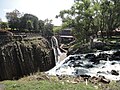 Escaleras y vista de tres de las cascadas.