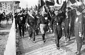 Camisas negras do Partido Nacional Fascista liderado por Benito Mussolini durante a Marcha sobre Roma de 1922.