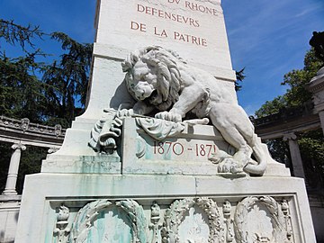 Monument des enfants du Rhône (1888), détail du lion accroupi et blessé sculpté par Textor, Lyon, place du Général-Leclerc.