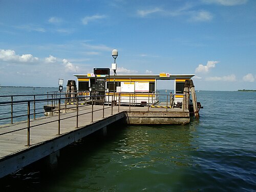 Bleu et jaune à une station de vaporetto à Venise