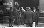 Commerçants juifs à Scheuenviertel en 1933 ; graffiti de l'étoile de David sur le mur à droite.