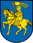 Landeshauptstadt Schwerin In Blau das goldene Reiterbildnis Herzog Heinrichs des Löwen: einen Ritter mit Topfhelm auf einem gezäumten, schreitenden Ross, der in der Rechten eine dreilatzige Fahne und in der Linken einen Dreiecksschild mit einem leopardierten Löwen hält.[4]