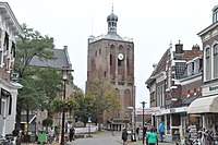 De Klokkentoren van De Grote of Sint-Gertrudiskerk vanaf Het Jopie Huisman Museum