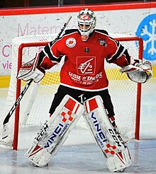 Photographie d'un gardien de hockey sur glace devant son but