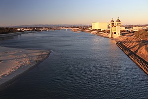 河口部にある潮騒橋から望む菊川、上流側の国道150号の菊川橋、中央の遠景は赤石山脈（南アルプス）、右奥に富士山（2019年2月2日撮影）